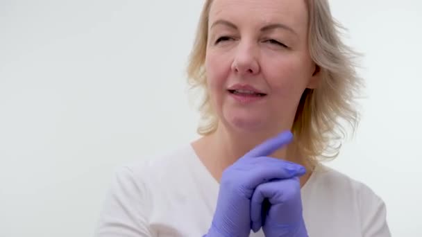 Medelålders Kvinna Viftar Finger Handskar Som Visar Vid Kameran Och — Stockvideo