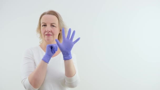 Γυναίκα Γάντια Έρχεται Και Αρχίζει Κουνώντας Χέρια Μπροστά Από Κάμερα — Αρχείο Βίντεο