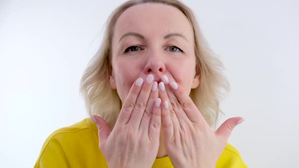 Vacker Medelålders Kvinna Skickar Luft Kyss Närbild Vita Naglar Manikyr — Stockvideo