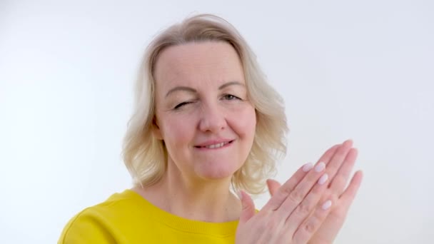 Schöne Frau Applaudiert Lachend Und Klatscht Die Hände Rechts Auf — Stockvideo