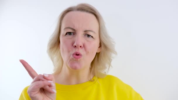 Žena Zakazuje Třesoucí Prst Potřást Hlavou Negativní Reakce Negativní Emoce — Stock video