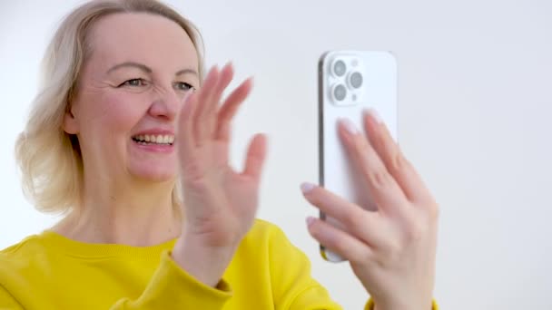 Жінка Дивлячись Мобільний Телефон Друкує Текст Відкриває Сторінки Щирої Посмішки — стокове відео