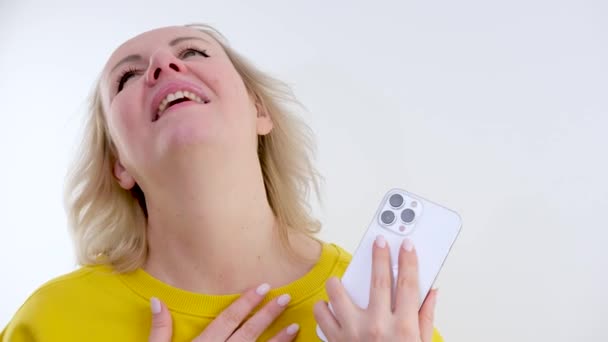 Aangename Emoties Verlichten Gemoedstoestand Vrouw Houdt Haar Hand Haar Borst — Stockvideo