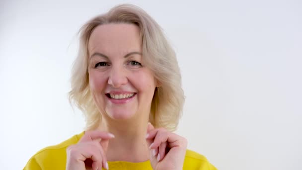 Schöne Frau Mittleren Alters Zeigt Herz Mit Den Händen Zeigefinger — Stockvideo
