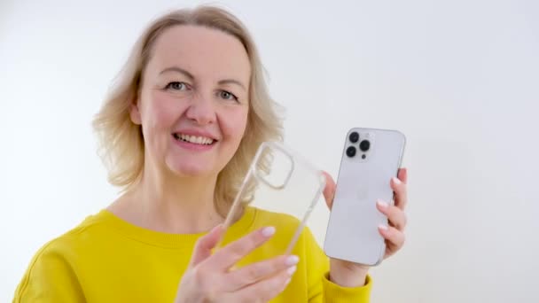 Teléfono Apple Iphone Pro Max Mujer Pone Una Caja Transparente — Vídeos de Stock