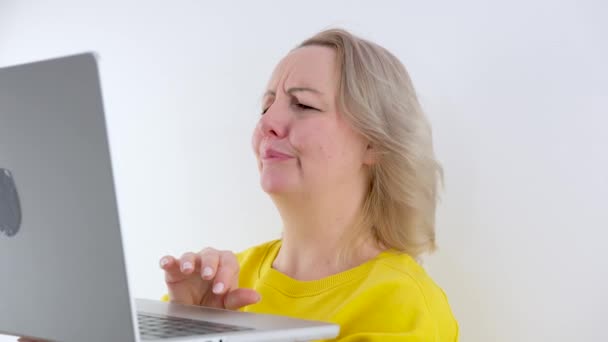 Kobieta Patrzy Monitor Laptopa Ona Naprawdę Lubi Coś Pyszne Liże — Wideo stockowe