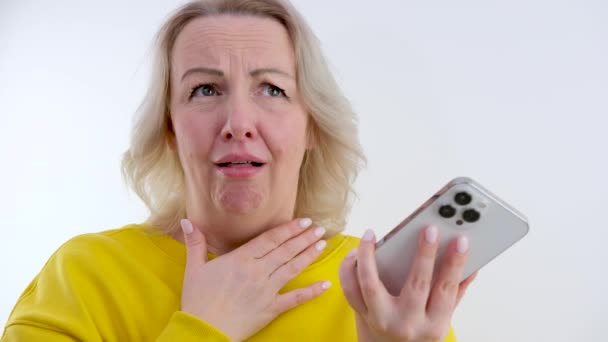 Kadının Ağzında Metalik Bir Tat Var Öksürük Kadın Telefonu Boğazından — Stok video