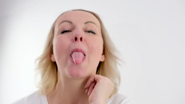 若い女性の舌のクローズアップビュー 彼女は楽しみのために舌を見せる 高品質4K映像 — ストック動画
