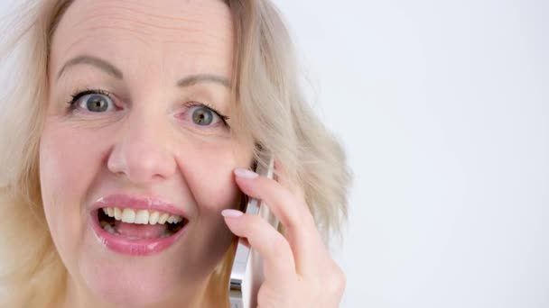 Vacker Kvinna Närbild Talar Telefonen Leende Öppna Ögon Blond Vit — Stockvideo