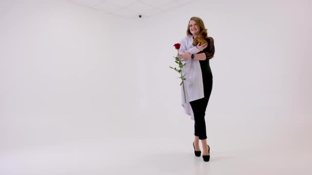 Model Wanita Studio Setengah Pilihan Mantel Putih Antara Pekerjaan Kecantikan — Stok Video