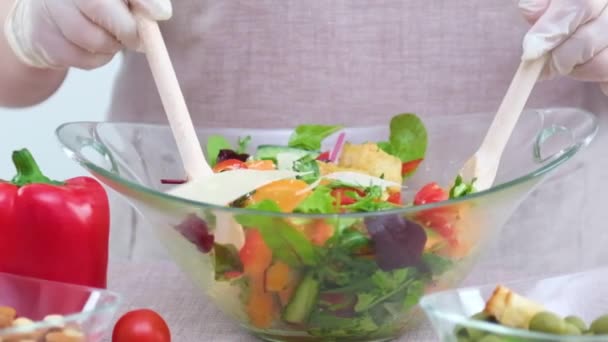 Vegetable Salad Glass Plate Stirs Woman Wooden Spoon Large Flakes — Vídeo de stock