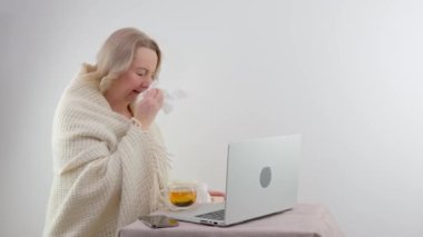Beyaz bluzlu, hapşıran, sezonluk alerjisi olan, mavi arka planda izole edilmiş genç ofis çalışanının stüdyo portresini kapat. Rhinitis, grip virüsü belirtileri