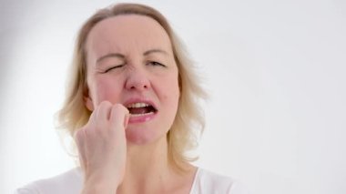 Psikosomatik konuşma isteksizliği boğazda şişkinlik tatsız duygular negatif yüz ifadesi gözleri yukarı kaldırıyor yüzler açık ağızlara hafifçe dokunuyor.
