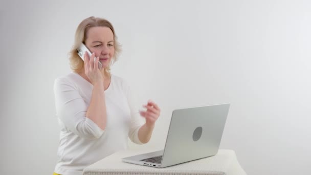 Woman Talking Phone Pointing Hand Laptop Table Clarification Relationships Problem — Stock videók