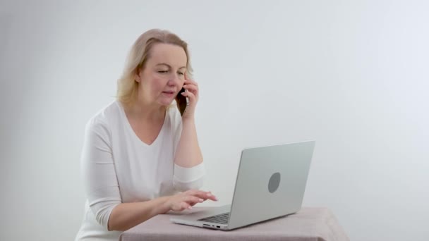 Frau Teilt Telefon Nachrichten Die Sie Internet Gesehen Hat Sie — Stockvideo
