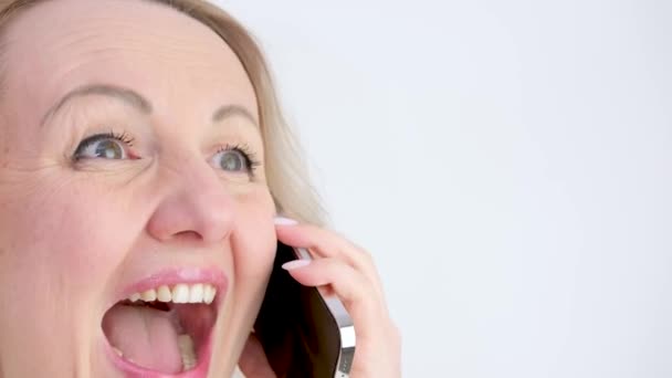 Tiro Cabeça Mulher Jovem Bonita Surpreso Expressão Facial Depois Ver — Vídeo de Stock