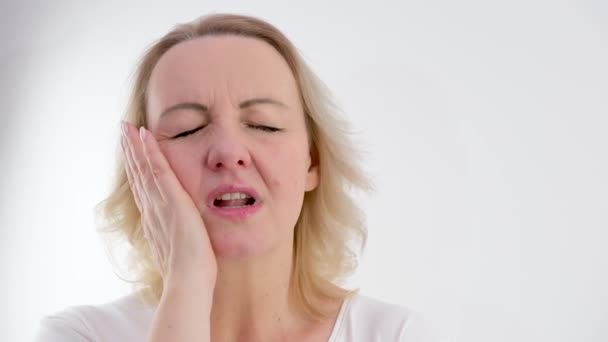 Dayanılmaz Diş Ağrısı Çeken Kadın Gözlerini Kapattı Doktora Gitmek Için — Stok video