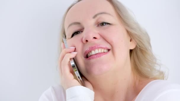 Mujer Feliz Alegre Vomitó Cabeza Hablando Por Teléfono Con Placer — Vídeos de Stock
