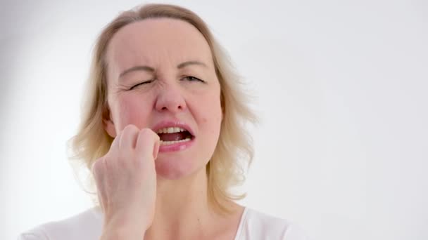 Psychosomatik Unwilligkeit Sprechen Halsschmerzen Klumpen Hals Unangenehme Emotionen Negativer Gesichtsausdruck — Stockvideo