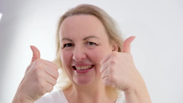 Banner Image European American Business Woman Smiling Pointing Showing Thumb — Stockvideo