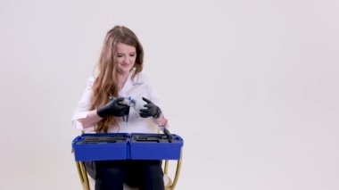 Artex sistemi Amanngirrbach diş eklemleyici kadın doktorun ellerinde bavulu açıyor ve eklem makinesi hemşireleri metin teknolojisi cihazı için protez alanı hazırlıyor son teknoloji