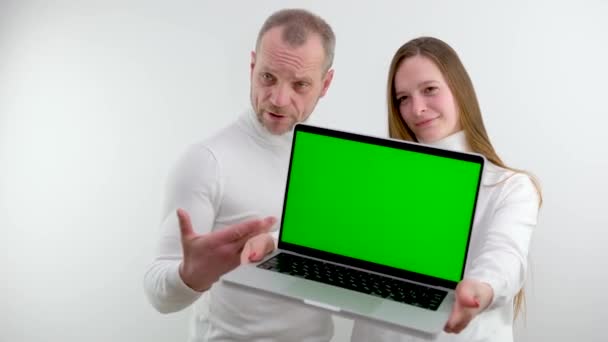 Σοβαρός Ενήλικας Άνδρας Και Κορίτσι Που Δείχνει Ένα Φορητό Υπολογιστή — Αρχείο Βίντεο