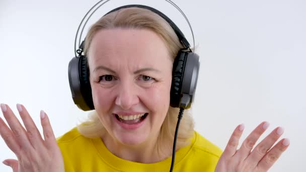 Žena Poslouchá Hudbu Sluchátkách Ona Překvapená Tance Rytmus Kroky Smích — Stock video