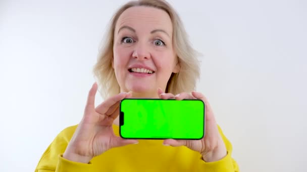 Телефон Реклама Женщина Держит Горизонтальный Экран Телефона Зеленым Хрома Ключ — стоковое видео