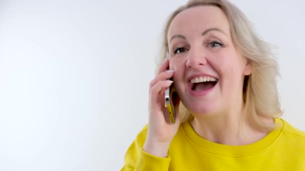 Wanita Paruh Baya Berteriak Dengan Sukacita Menari Dan Berbicara Telepon — Stok Video