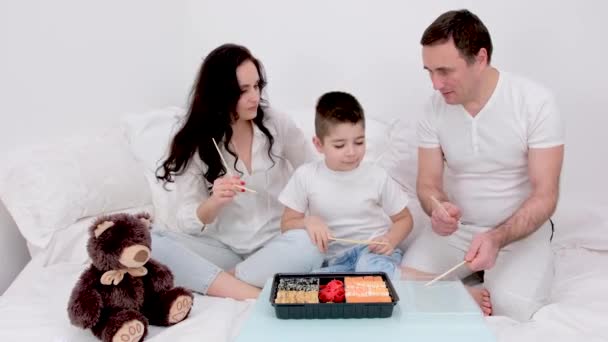 Família Roupas Brancas Brincando Com Pauzinhos Comida Oriental Paus Madeira — Vídeo de Stock