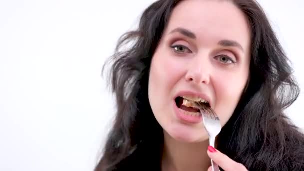 Frau Isst Ein Stück Fleisch Sorgfältig Kauen Lebensmittel Nahaufnahme Gesicht — Stockvideo