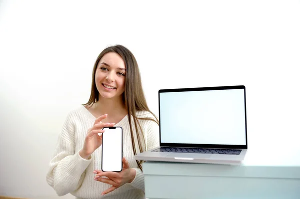 Nurse Phone Her Hands Typing Text Message Foreground Laptop White — Stock Photo, Image