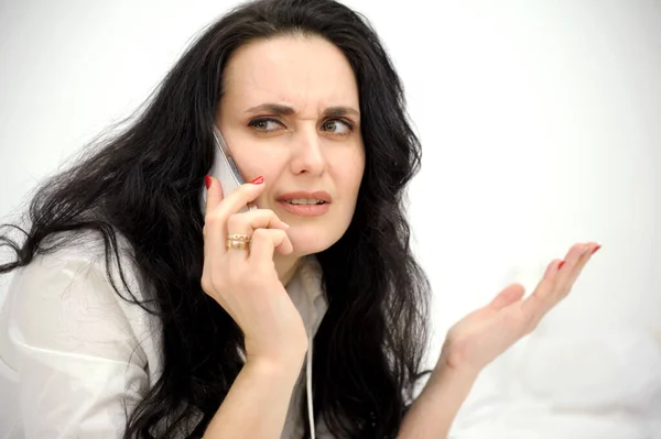 Niezadowolona Brunetka Rozmawia Przez Telefon Pokazuje Rękę Boku Marszczyć Jej — Zdjęcie stockowe