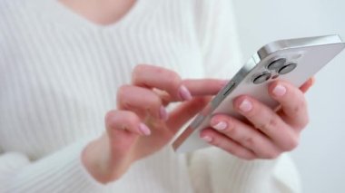Akıllı telefon tutan kadınların ellerini kapatın. Mutlu karışık ırk kadınları online sohbetten, internet alışverişinden, internet gezintisinden ve yeni ücretsiz yazılım uygulamalarından hoşlanırlar. Modern kablosuz teknoloji kullanıcı kavramı