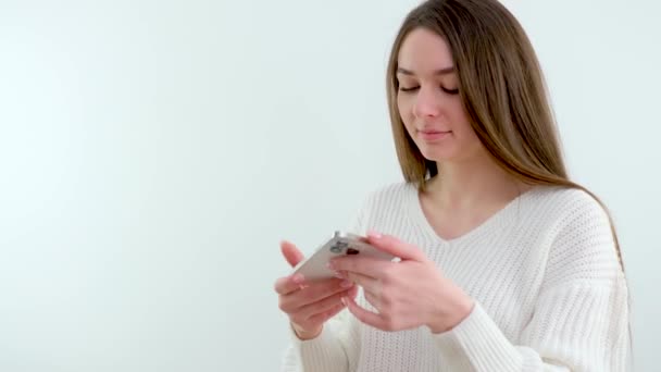 Krásná Dívka Otočí Telefon Ruce Horizontální Polohy Vertikální Bílé Pozadí — Stock video