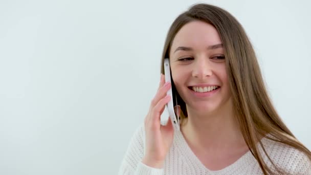 Piękna Dziewczyna Włącza Telefon Jej Rękach Pozycji Poziomej Pionowego Białego — Wideo stockowe