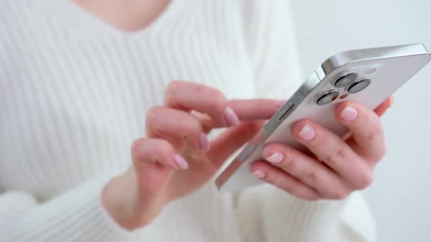 Zamknij Żeńskie Dłonie Trzymając Smartfona Happy Mieszany Wyścig Kobiet Cieszyć — Wideo stockowe