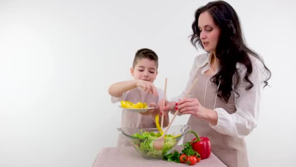 Keuken Moeder Schattige Kleine Jongen Samen Koken Gezond Diner Ouders — Stockvideo