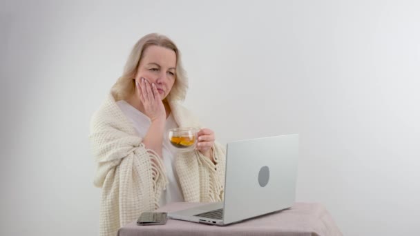 Sıcak Soğuğa Duyarlı Dişler Elinde Limonlu Çay Tutan Ekrana Bakıyor — Stok video
