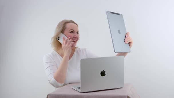 Appleのガジェットを保持している女性彼女はIpadのMacbookと電話を持っています彼Iphone Promax彼女はIpadのタブレットを見て ギフト購入の笑顔販売の広告最新技術ウクライナ2023 — ストック動画