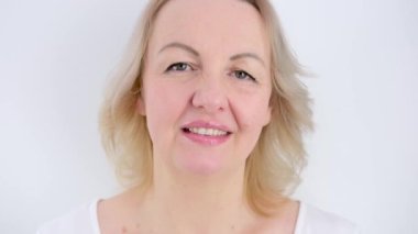 Kadın düşünüyor ve cevap arıyor. Omuzlarını silker. Belirsizlik, soru, çözüm yok. Döngülü Karakter Canlandırması. Umutsuzluk, umutsuzluk, yüzündeki hayal kırıklığı.
