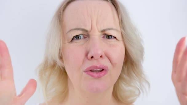Enojado Mujer Enojada Insatisfecha Mostrando Las Manos Desaparecen Encogiéndose Hombros — Vídeo de stock