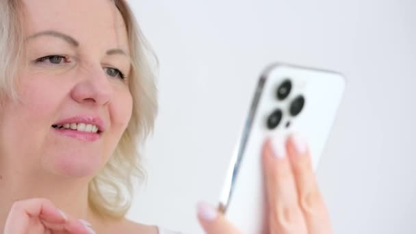 Vrouw Raakt Monitor Scherm Kijkt Naar Een Mobiele Telefoon Nieuws — Stockvideo