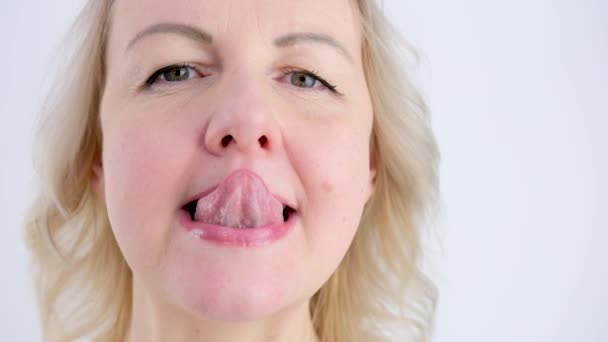 Ćwiczenia Język Kobieta Próbuje Dotrzeć Nosa Czubkiem Języka Macha Językiem — Wideo stockowe
