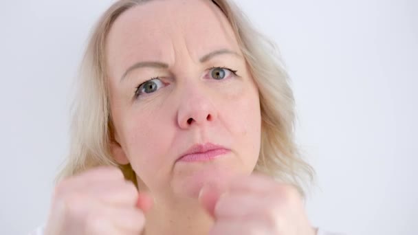 Geballte Fäuste Schwören Frau Droht Mit Beiden Händen Rahmen Nahaufnahme — Stockvideo