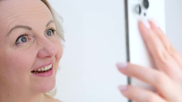 Fotografía Selfie Fotografiándose Mismo Sobresaliendo Lengua Riendo Mujer Marco Mirando — Vídeo de stock