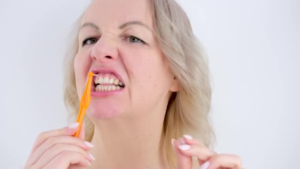 Μεσήλικη Ξανθιά Γυναίκα Απολαμβάνει Μεταξύ Οδοντόβουρτσα Βούρτσισμα Των Δοντιών Βούρτσισμα — Αρχείο Βίντεο