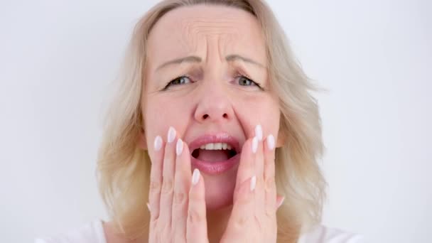 Mulher Pede Desculpas Diz Sinto Muito Bolsas Lábios Sorriso Tímido — Vídeo de Stock
