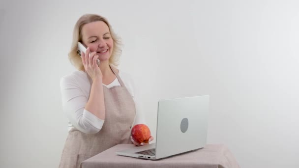 Doctor Nutritionist Consulting Patient Online Phone Holding Apple Smiling Talking — Vídeos de Stock