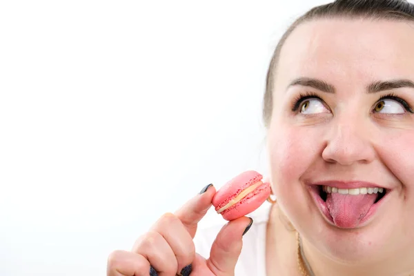 Mollige Vrouw Bijten Roze Pasta Lachen Stak Uit Tong Haar — Stockfoto